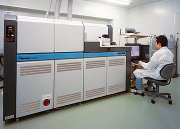 Double-Focusing High Resolution ICP Multi-Collector Mass Spectrometer (ICP-MC-MS)